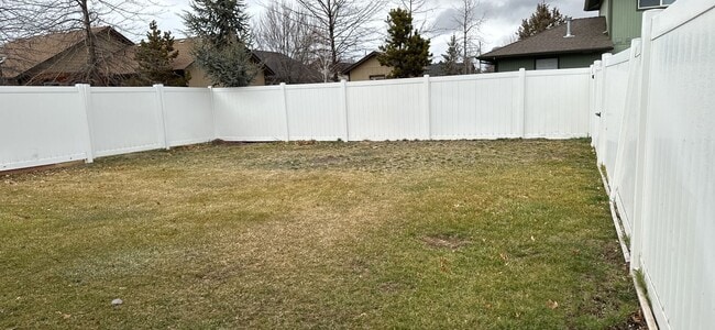 Building Photo - Cozy & Updated 2BD/2BA with Fenced Yard!