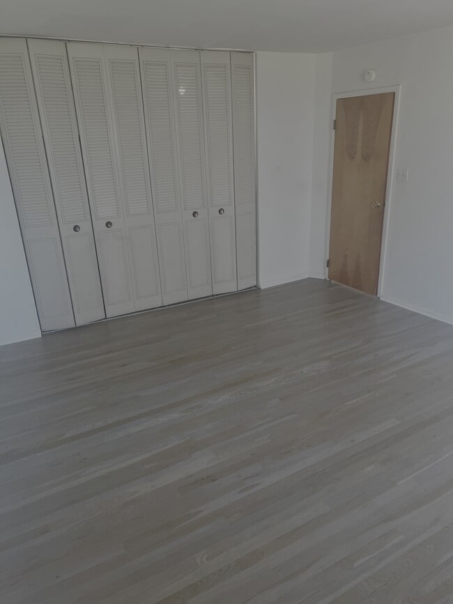 Building Photo - 9009 W Golf Rd