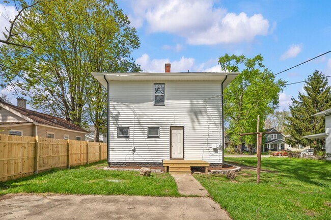 Building Photo - 1214 Cedar St