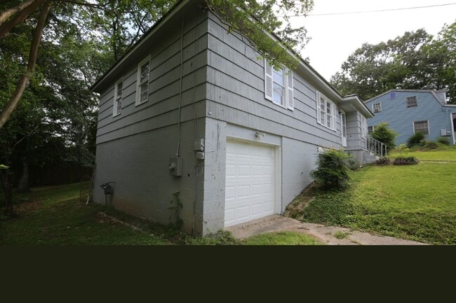 Building Photo - Stylish, Spacious & Updated – Don’t Miss T...
