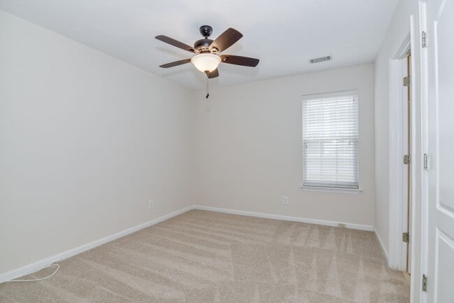 Building Photo - 3 Bedroom Near Downstown