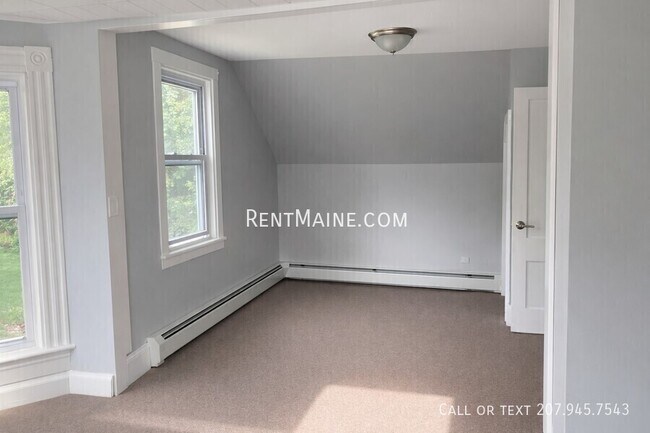 Building Photo - 496 Main St