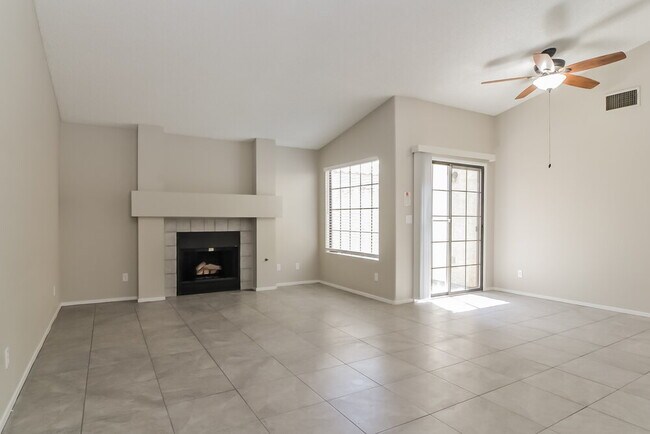 Building Photo - 2058 Waverly Cir