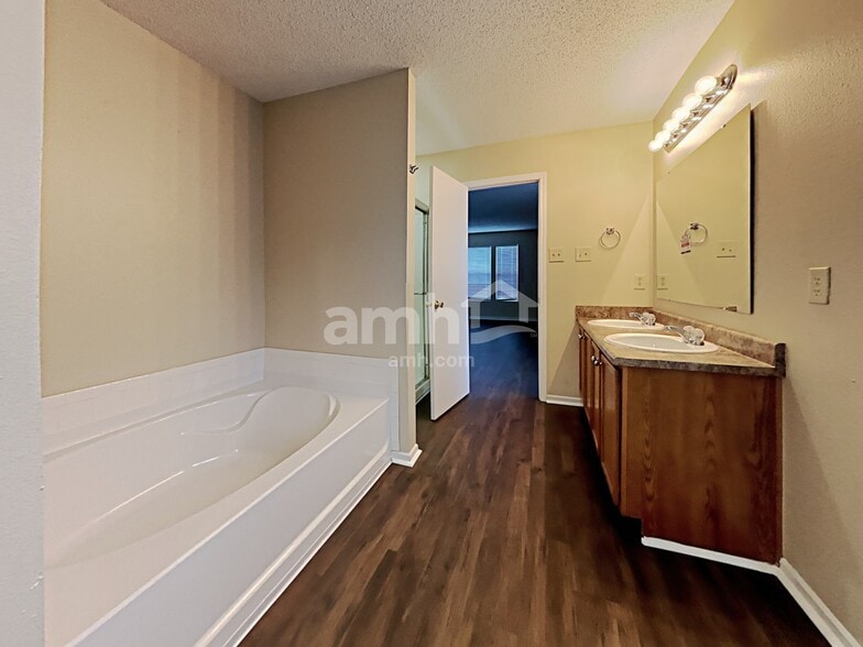 Building Photo - 1545 Fortner Dr