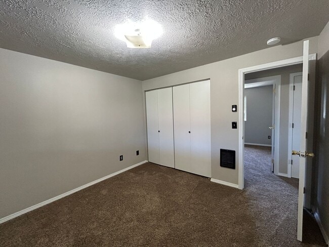 Building Photo - Remodeled 3 Bedroom / 1 Bathroom House on ...