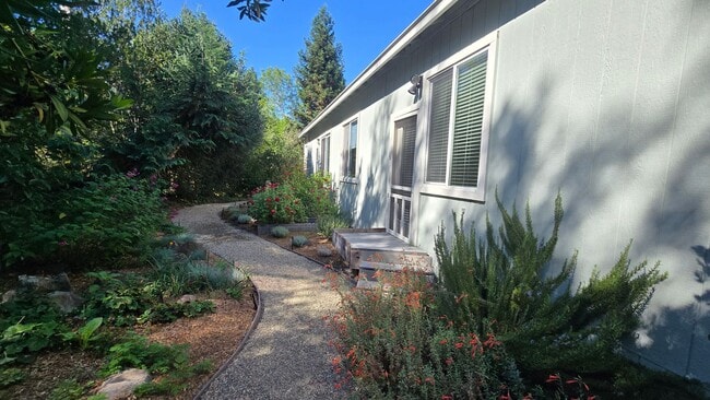 Building Photo - Private, peaceful home on nearly half an a...