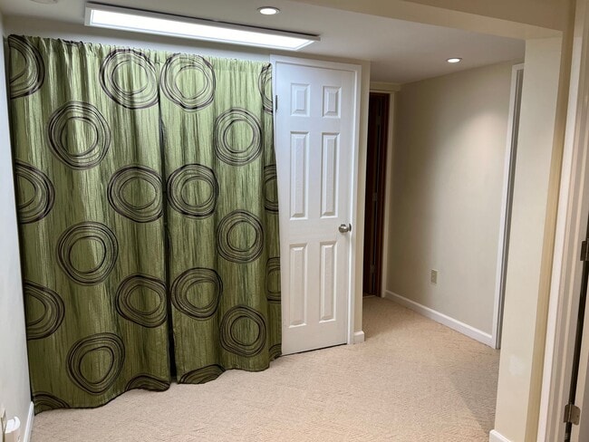 Building Photo - Quiet 2 bedroom with utilities included