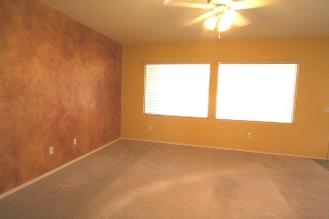 Building Photo - 2 bed w/den, 2 bath, 2 car single story house