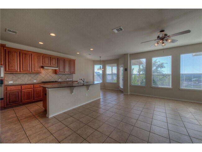 Building Photo - 10 White Magnolia Cir