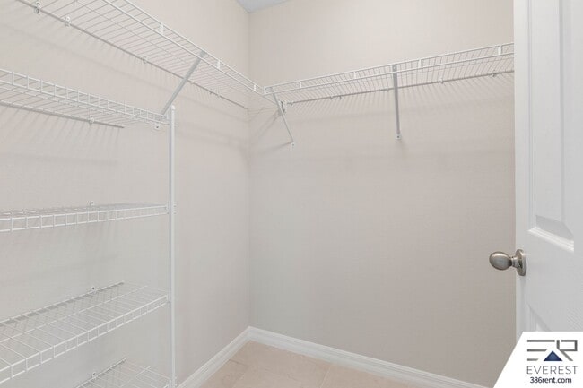 Building Photo - LIKE NEW 3/2/1 TOWNHOUSE IN BEAUTIFUL SEMINOLE WOODS