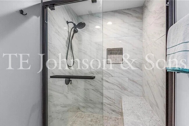 Building Photo - Beautiful 2 Bedroom Townhome with Bonus Room, Garage, and High End Finishes