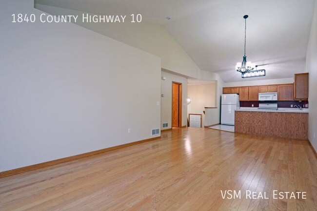 Building Photo - AVAILABLE NOW! Spacious 2 Bed, 2 Bath Town...