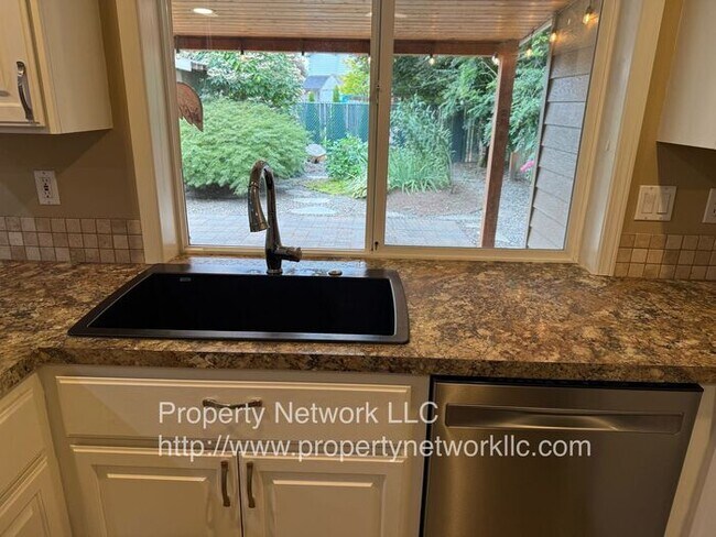 Building Photo - Outstanding 3 Bedroom Fairview Home
