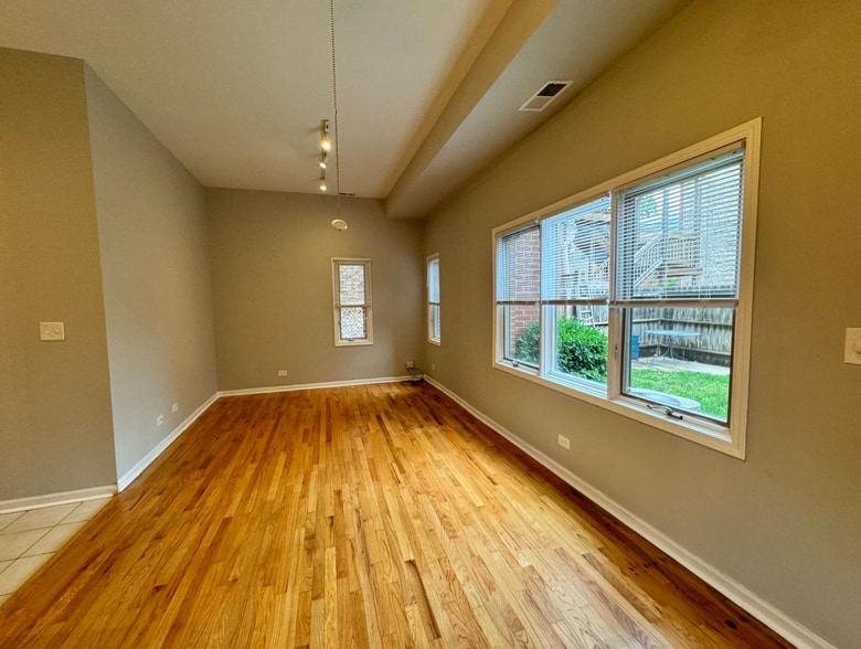 Building Photo - 4955 N Damen Ave