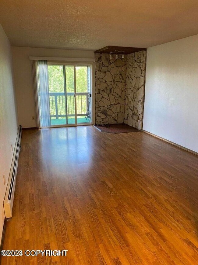 Building Photo - 2 Bed / 1 Bath Condo With Washer / Dryer i...