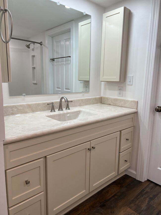 Bathroom - 149 W Kenilworth Cir