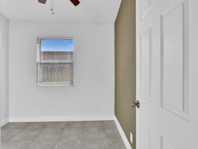 Building Photo - 525 NW 10th Ave