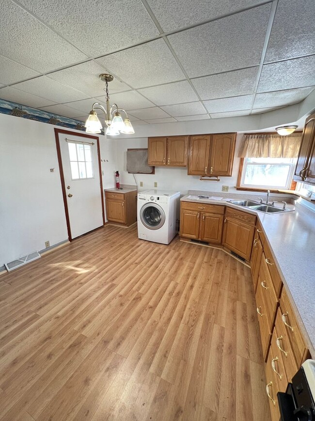 Building Photo - AVAILABLE TODAY - 3 Bedroom in East End Su...