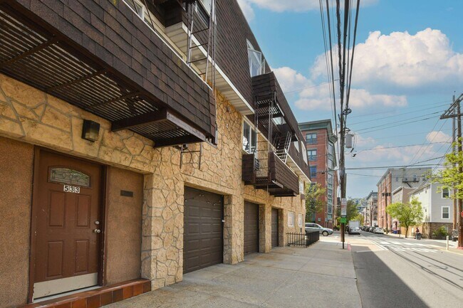 Building Photo - 533 Madison St