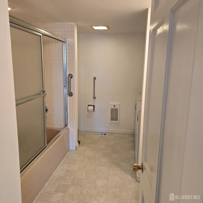 Building Photo - 14 Sussex Way