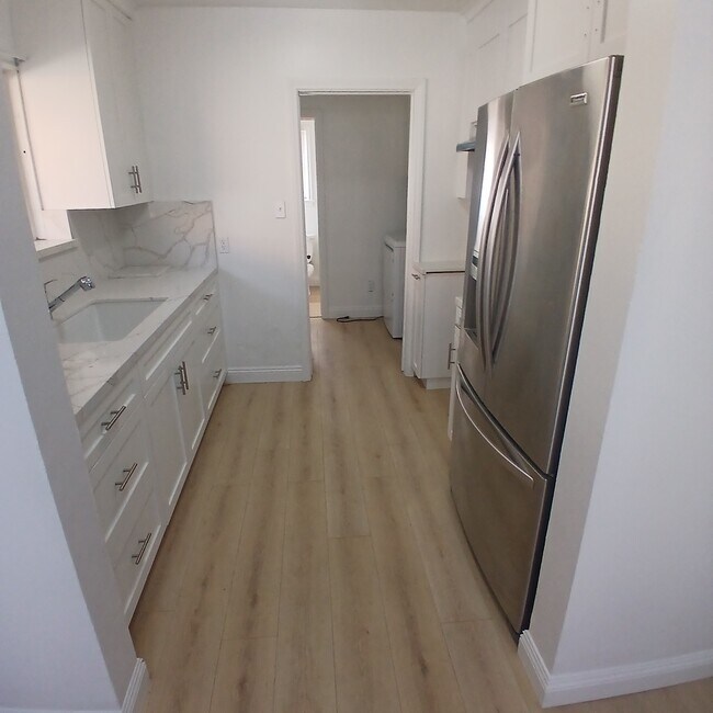 Building Photo - 434 S Del Mar Ave