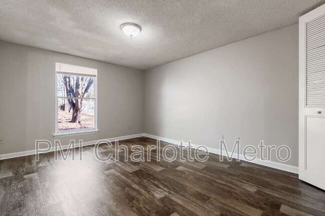 Building Photo - 3214 Old House Cir