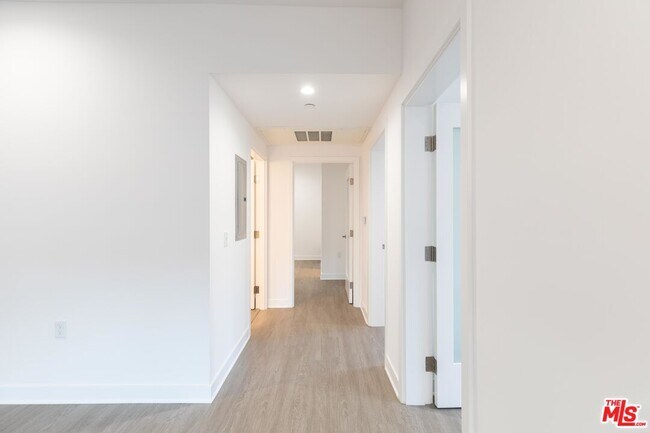 Building Photo - 843 Wilcox Ave