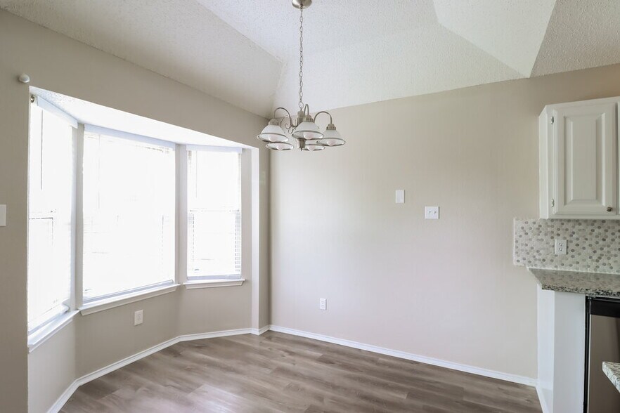 Building Photo - 504 NE Park Meadow Ln