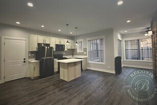 Building Photo - 1058 W Glenlake Ave