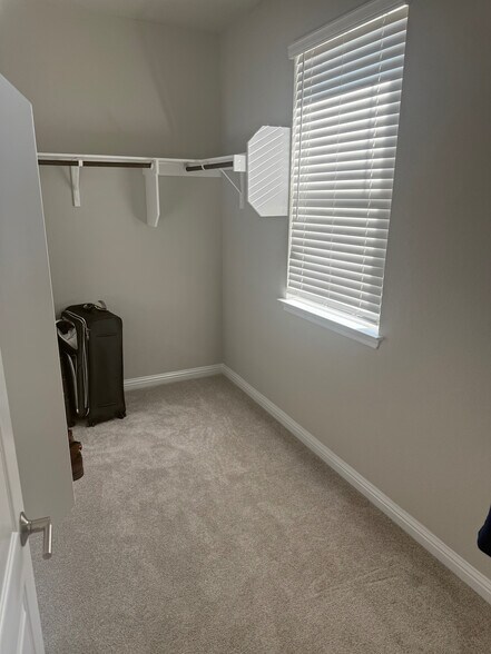 Building Photo - Room in House on Hamadryas Dr