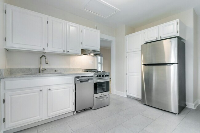 Building Photo - 2446 E Johnson St