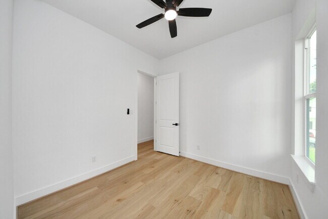 Building Photo - 7117 Eastwood St