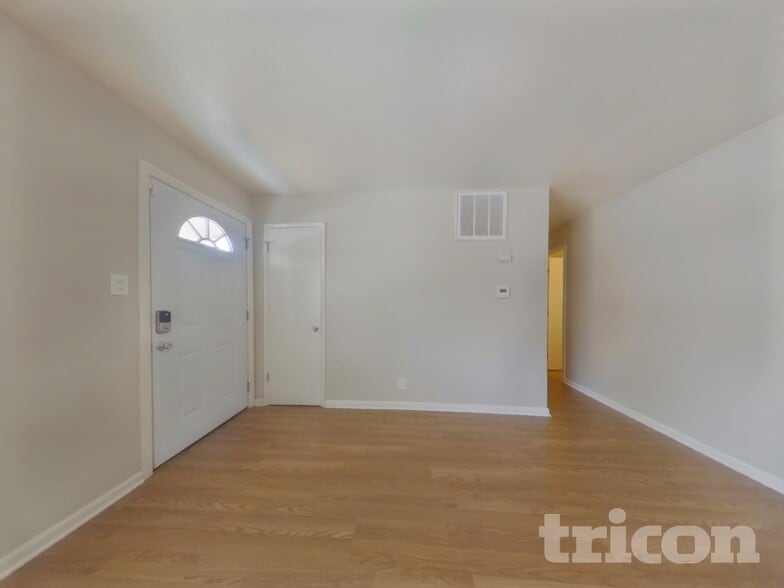 Building Photo - 1001 Akard Dr