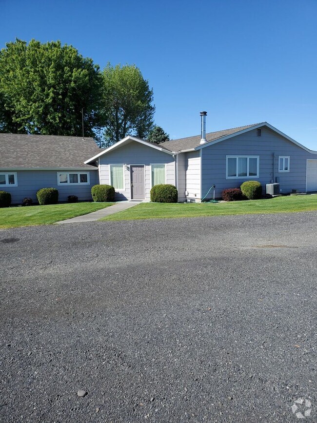 Building Photo - 4 Bedroom in the Country