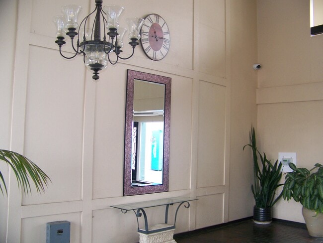 Building Photo - 550 W Regent St