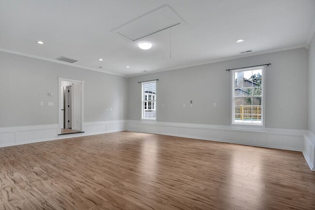 Building Photo - Gorgeous 4 bedroom, 3 1/2 bathroom home wi...
