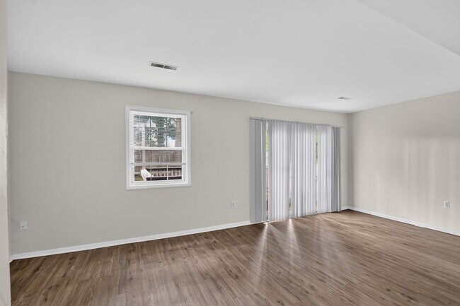 Building Photo - Available 3 Bedroom 1.5 bath Townhouse in Fredericksburg, Stafford County