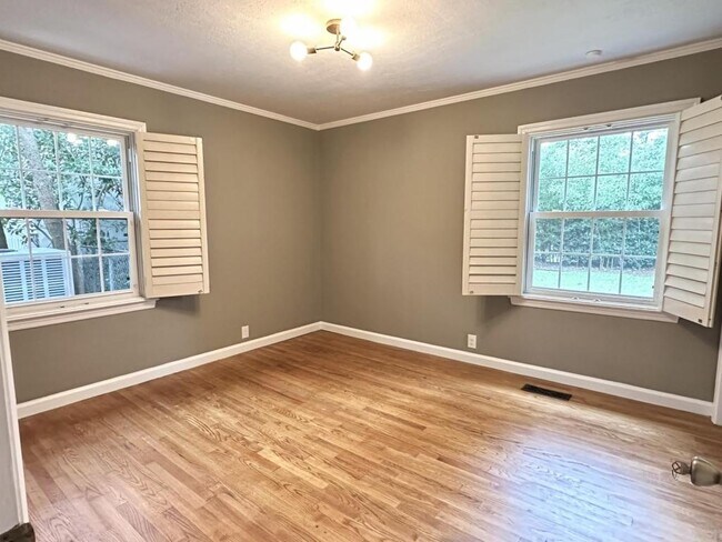 Building Photo - 2530 Mirror Lake Dr