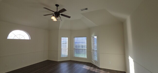 Building Photo - Recently remodeled 4 bedrooms, 3 bathrooms and move-in ready!