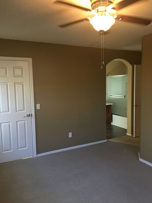 Building Photo - Upgraded Beautiful 3 bedroom 2.5 bath townhouse in The Cottages