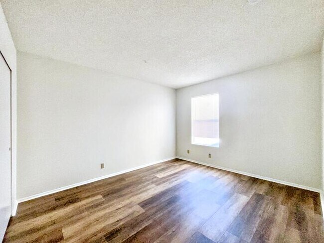Building Photo - Lovely 2-Bed, 2-Bath Condo with Great Loca...
