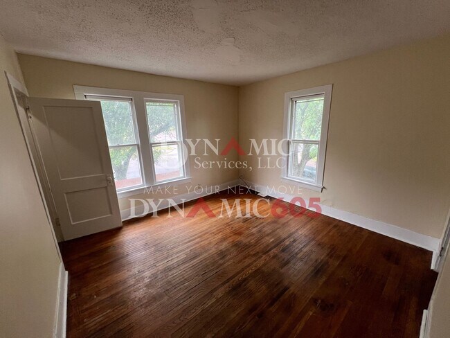 Building Photo - Upper 2BR/1BA - All Utilities Paid by Land...