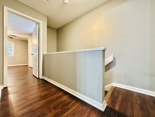 Building Photo - Newly Renovated 2 Bed, 2.5 Bath Chapel Hil...