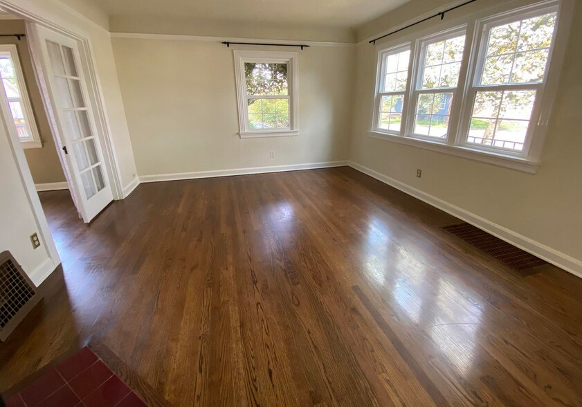Living room - 7955 SE Milwaukie Ave