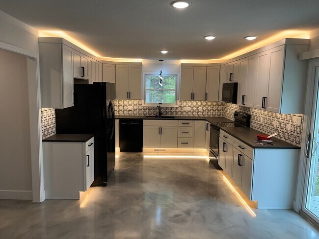 Building Photo - 5 Bed 4 Bath Home fenced yard