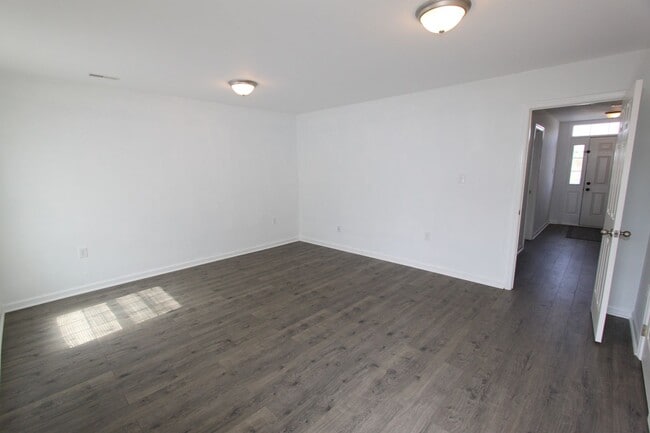 Building Photo - 4 bed, 3.5 bath, Townhome in Bunker Hill, WV