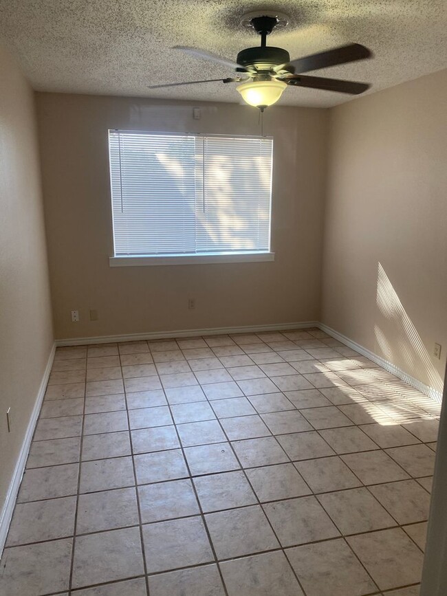 Building Photo - Move In Special - $300 OFF First Full Month!