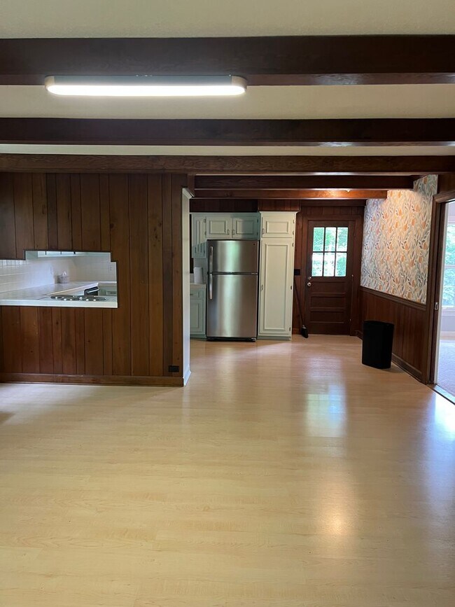 Building Photo - Single Family Home on almost an acre, 4 be...