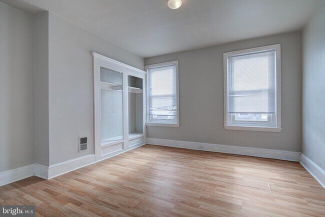 Building Photo - 2069 E Monmouth St