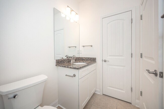 Building Photo - Charming Home Move-in Ready!